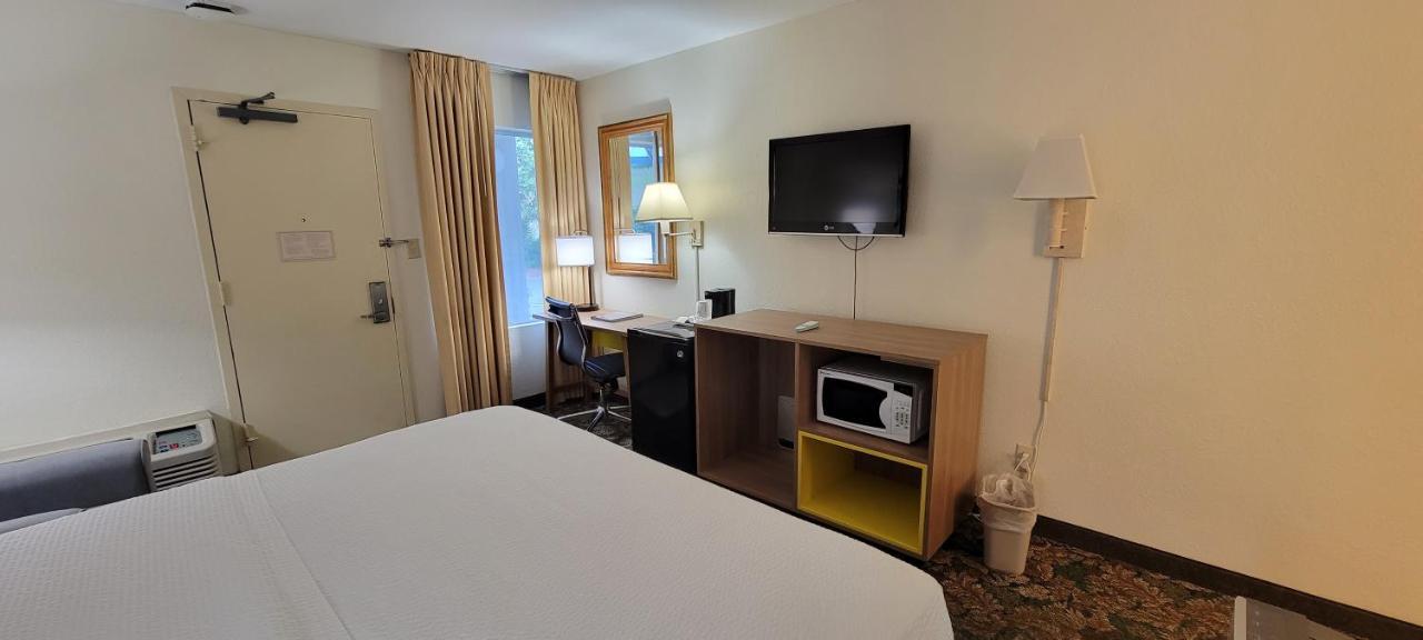 Hotel Carolina A Days Inn By Wyndham Hilton Head Island Exteriör bild